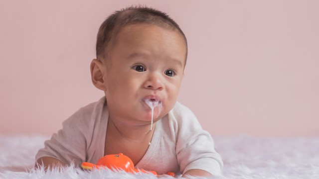 Penyebab Bayi Muntah ASI Setelah Menyusu, dan Cara Mengatasinya