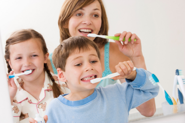 Mengajarkan anak sikat gigi