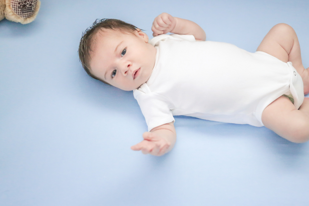 6 Penyebab Bayi Melihat ke Atas dan Cara Mengatasinya