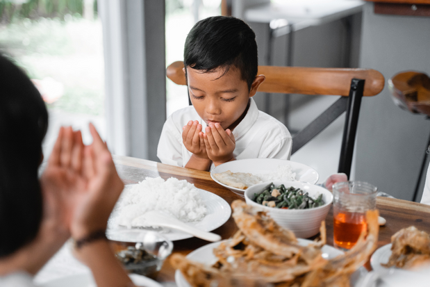 5 Cara Efektif Mengajarkan Anak Puasa Ramadhan