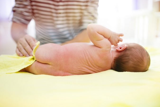 Kenapa BAB Bayi Encer Berwarna Kuning, Normal atau Tidak?