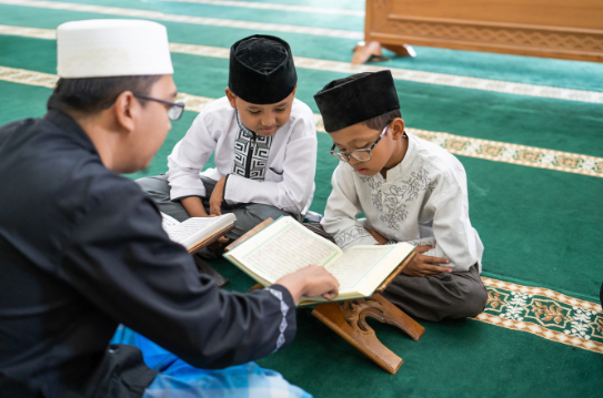 Cara Mendidik Anak dalam Islam Sesuai Dengan Usia dan Pertumbuhan Si Kecil
