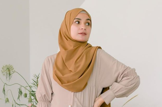 Tutorial Hijab Segi Empat Menutup Dada Ala Artis Shireen Sungkar