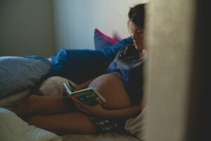 Posisi tidur yang baik untuk ibu hamil trimester 1-3