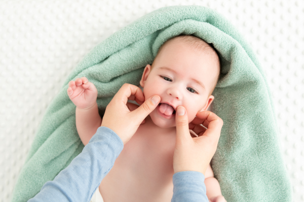  Cara Alami Menghilangkan Bekas ASI di Pipi Bayi 