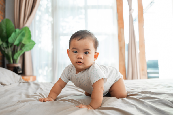 Normalkah Bayi 8 bulan Belum Bisa Merangkak? Ini Penjelasan Dokter