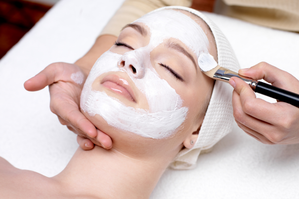 5 Cara Memutihkan Wajah Tanpa Skincare, Kulit Glowing dan Bersinar