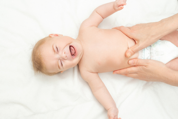 7 Cara Mengatasi Perut Bayi Kembung dan Tidak Bisa BAB