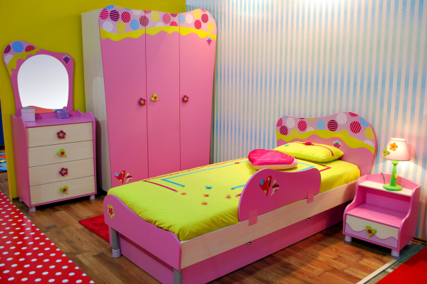 Kamar dengan Kombinasi Pink dan Putih