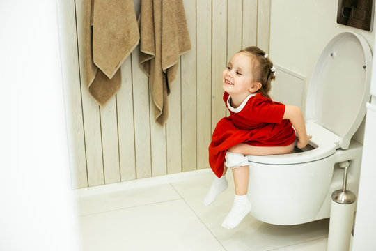 10 Cara Agar Anak Mau Bab di WC Tanpa Menolak dan Takut, Catat Bund!