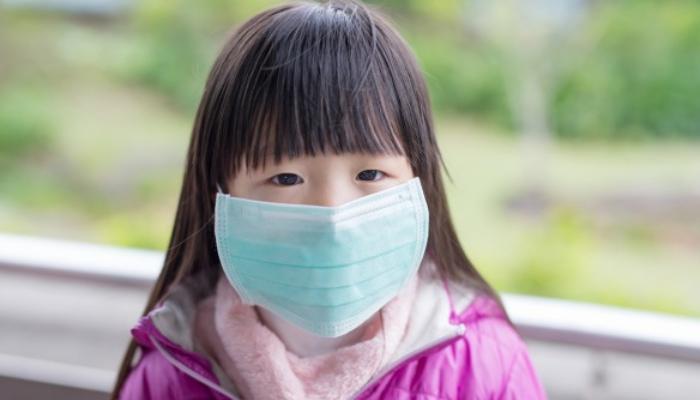 Anak kenakan masker untuk mencega virus dan bakteri