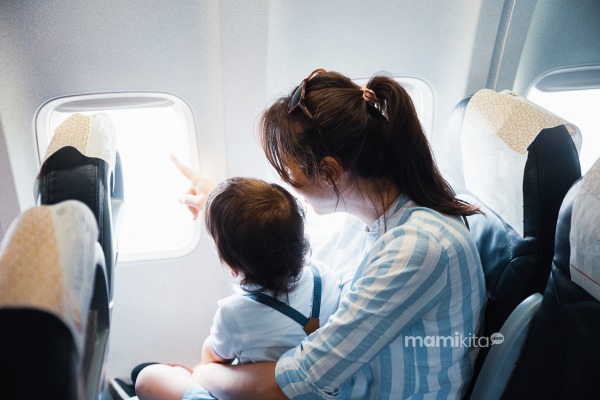 Jangan Sampai Ganggu Perjalanan, Ini Tips Bawa Anak Usia 1 Tahun Naik Pesawat