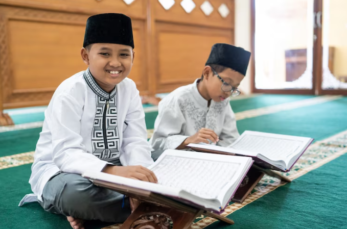 5 Cara Mendidik Anak Agar Menjadi Hafidz Qur’an, Dampingi Anak Selama Proses Hafalannya