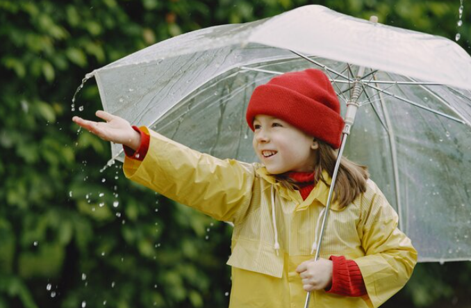 7 Tips Anak Mandi Hujan Agar Tidak Sakit, Biar Bunda nggak Gampang Parno
