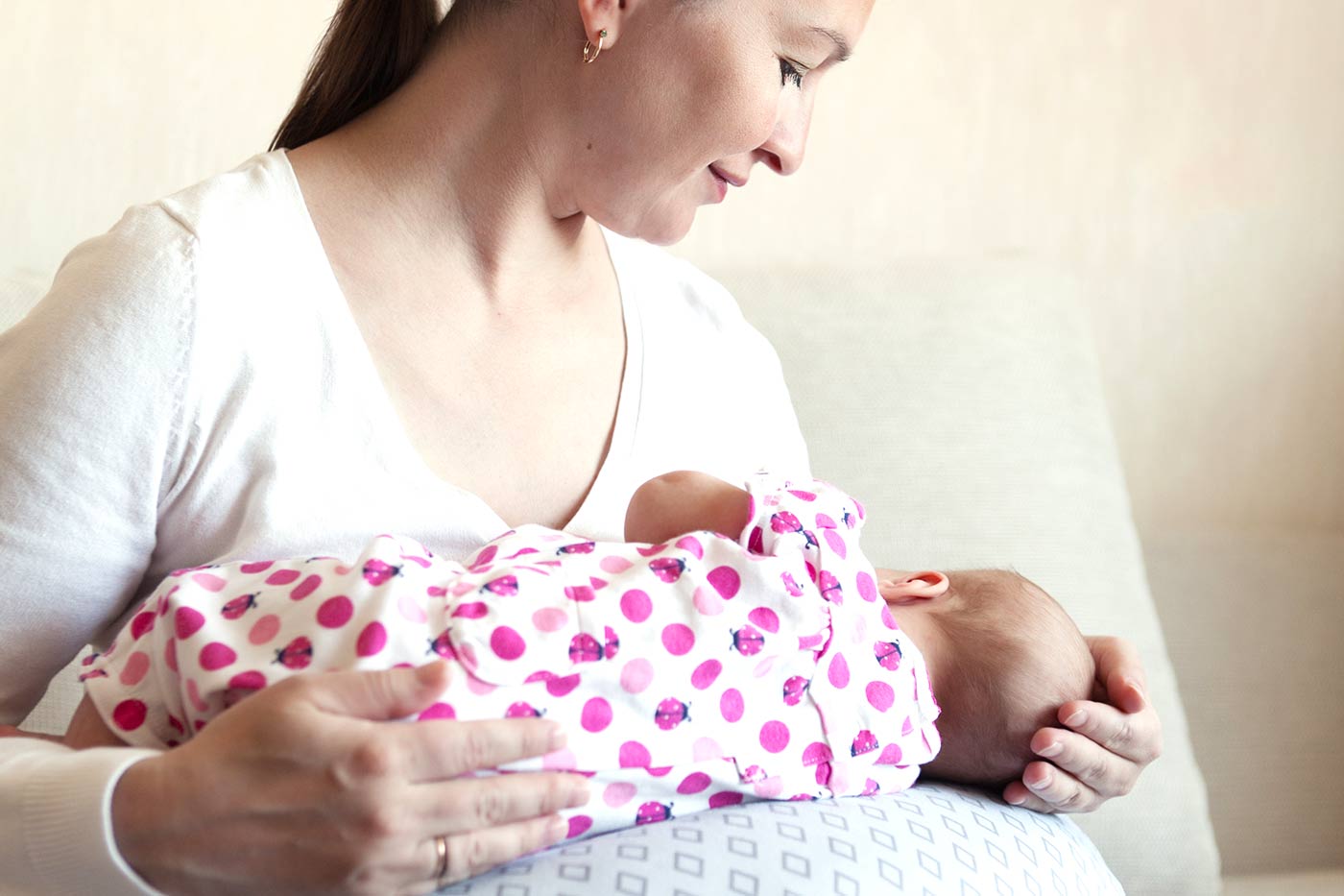 Cara Mengatasi Bayi Yang Menyusu Terus Sepanjang Waktu,Tips Efektif dan Mudah Untuk Bunda