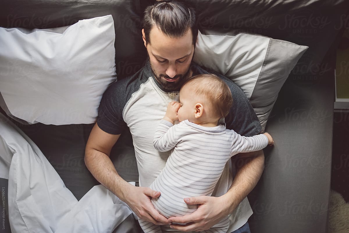 Manfaat Bayi Tidur di Dada Ayah Ternyata Sangat Baik untuk Bonding yang Kuat, Intip Manfaat lainnya