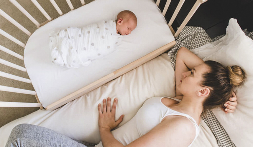 Apakah Bayi Lebih Baik Tidur Pakai Bantal? Berbahayakah atau Justru Dianjurkan?