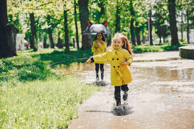 Tips Anak Mandi Hujan Agar Tidak Sakit