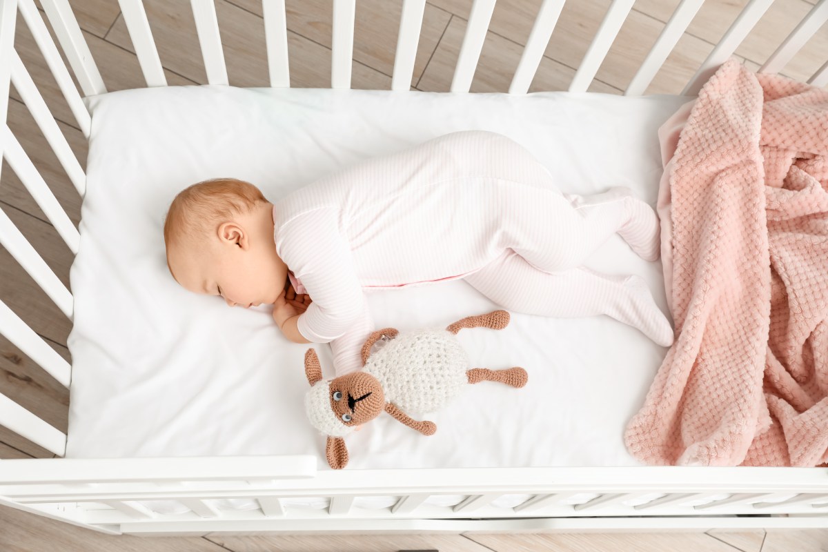 Apakah Bayi Lebih Baik Tidur Pakai Bantal
