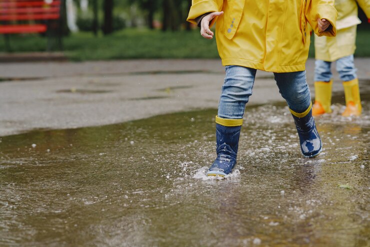 Bolehkah Anak Mandi Air Hujan?