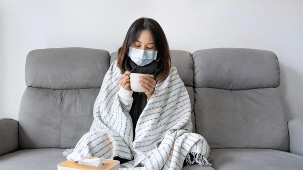 Demam berdarah, flu hingga pilek adalah jenis penyakit yang bisa sebabkan demam. Namun, demam naik turun apakah covid? 