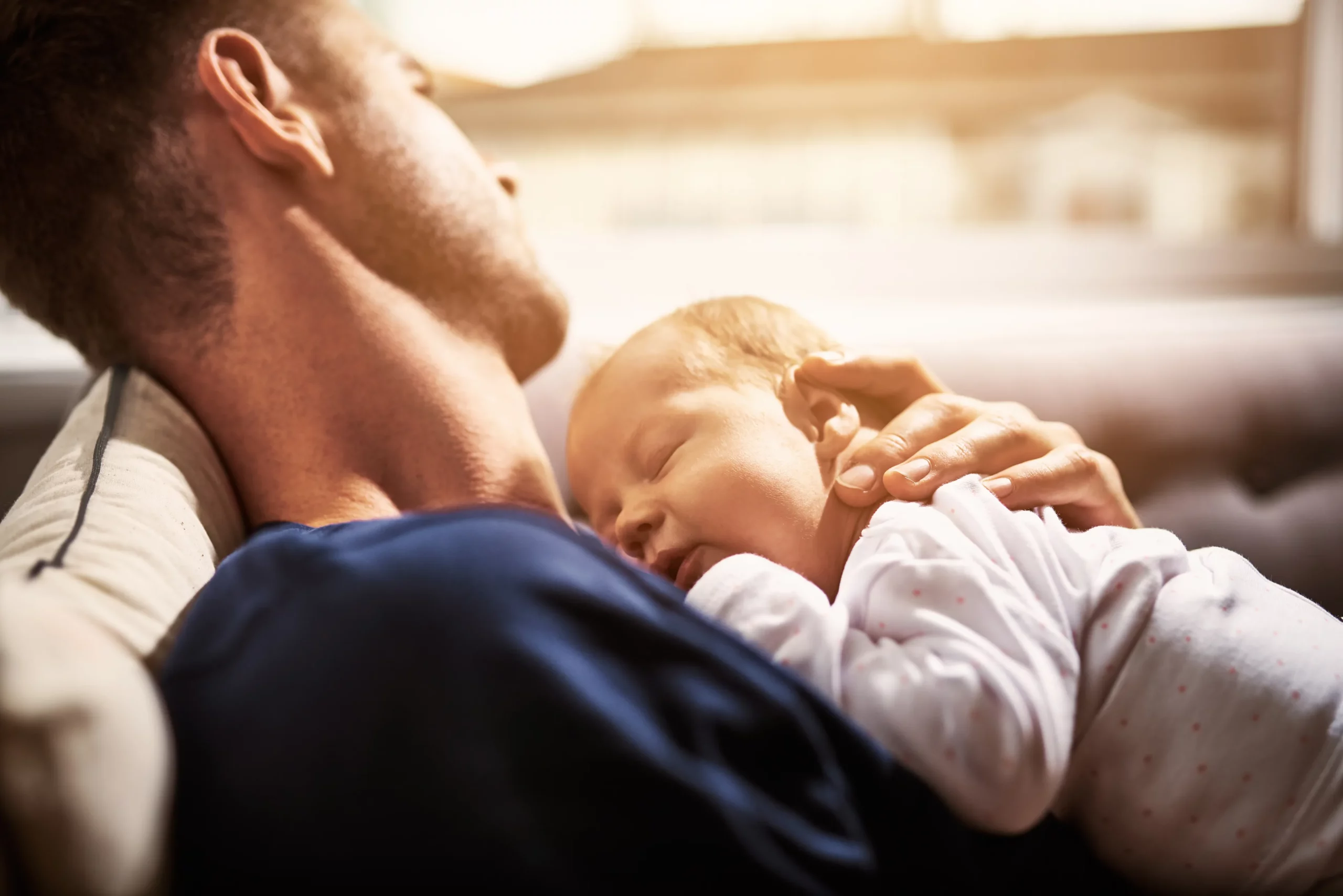 Manfaat Bayi Tidur di Dada Ayah