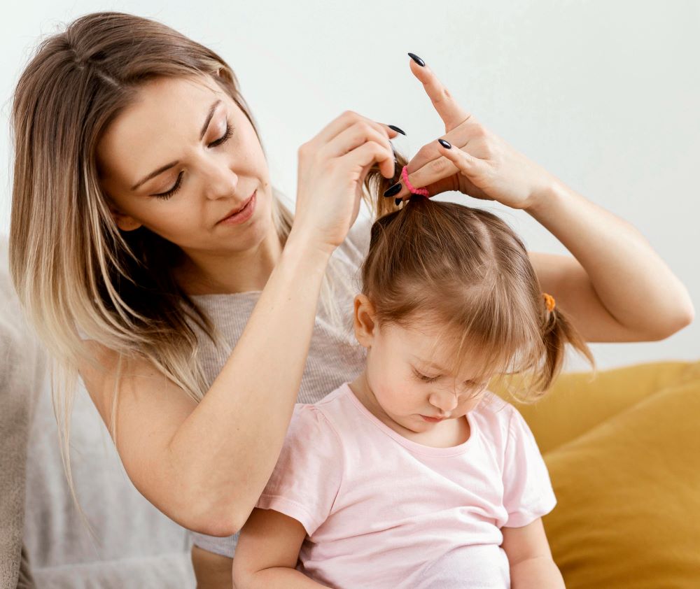 Mengapa Bunda Perlu Stop Kuncir Rambut Bayi Terlalu Erat? Tips Styling Rambut Bayi yang Aman