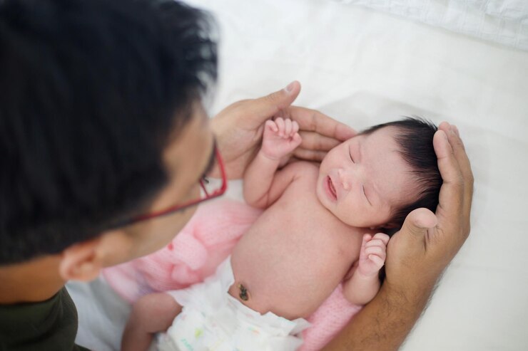 Kenapa Bayi Baru Lahir Harus Diazankan? Ini Penjelasan Para Ulama