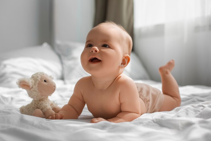 Bayi 4 Bulan Bisa Apa Saja? Mulai Berceloteh Hingga Mengenali Warna