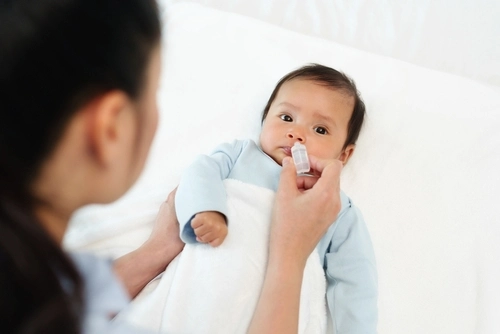 Cara Membersihkan Upil Bayi yang Mengering, Jangan Pakai Cotton Buds!