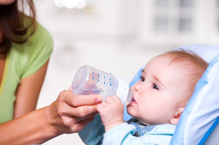 Bolehkah Bayi 6 Bulan Minum Air Putih Setelah Makan?