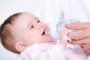 Bolehkah bayi 6 bulan minum air putih setelah makan