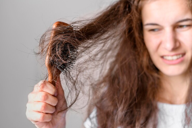 Rambut Rontok Saat Menyusui? Ini Penyebab dan 5 Cara Mencegahnya