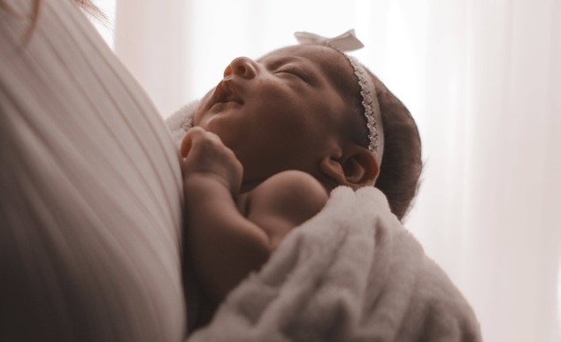 Kenapa Bayi Baru Lahir Tidak Boleh Langsung Ditindik