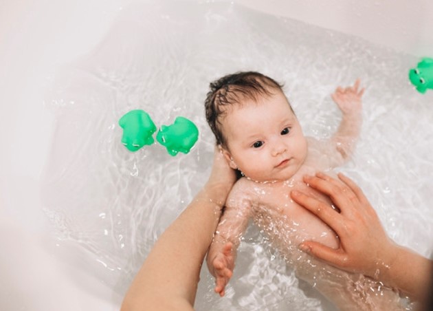 Kapan Bayi Boleh Mandi Air Dingin? Berikut Penjelasannya!