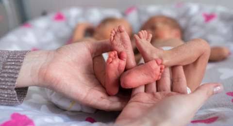penyebab bayi kembar meninggal satu dalam kandungan