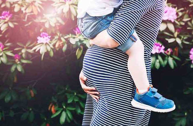 Bolehkah Menggendong Anak Saat Hamil? Ketahui Risiko dan Tips Aman Melakukannya