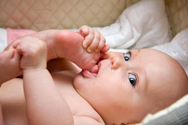 penyebab bayi suka memasukkan kaki ke mulut