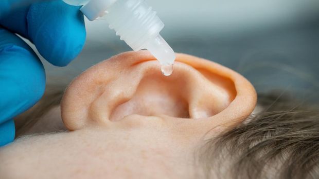 bolehkah membersihkan telinga bayi dengan baby oil