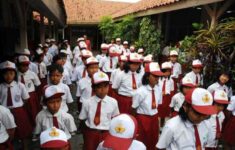 bahasa Inggris sebagai mata pelajaran wajib di Indonesia