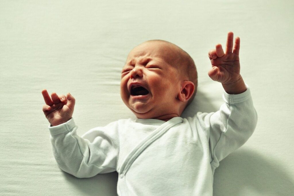 Apa yang harus dilakukan jika bayi menangis terus