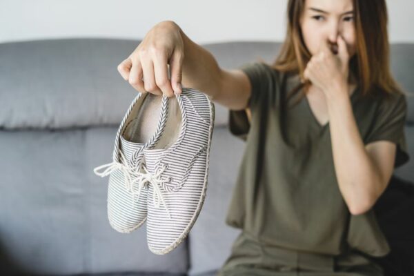 cara menghilangkan bau sepatu