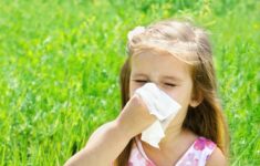 Apa yang harus dilakukan jika anak alergi dingin