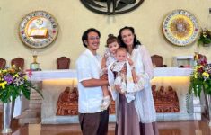 Anak Nadine Chandrawinata dibaptis pada Sabtu (11 Mei 2024). Pasangan artis Nadine Chandrawinata dan Dimas Anggara membagikan momen spesial acara pembaptisan anak keduanya.