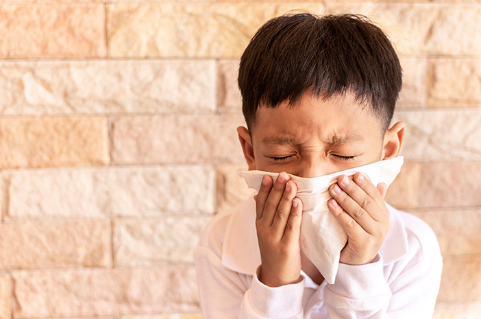 Apa yang harus dilakukan jika anak alergi dingin