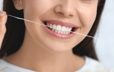 Benarkah Flossing Gigi Bisa Menghilangkan Karang Gigi