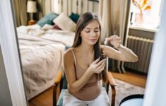 5 Tips Aman Atasi Wajah Bruntusan Selama Kehamilan